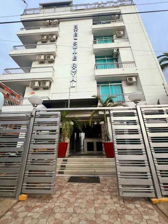 Fachada blanca del Hotel Suite Royal con balcones de vidrio