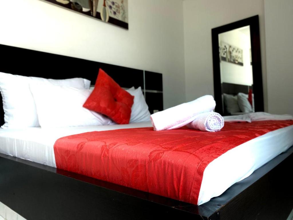 Habitación Doble con cama doble y cojines rojos