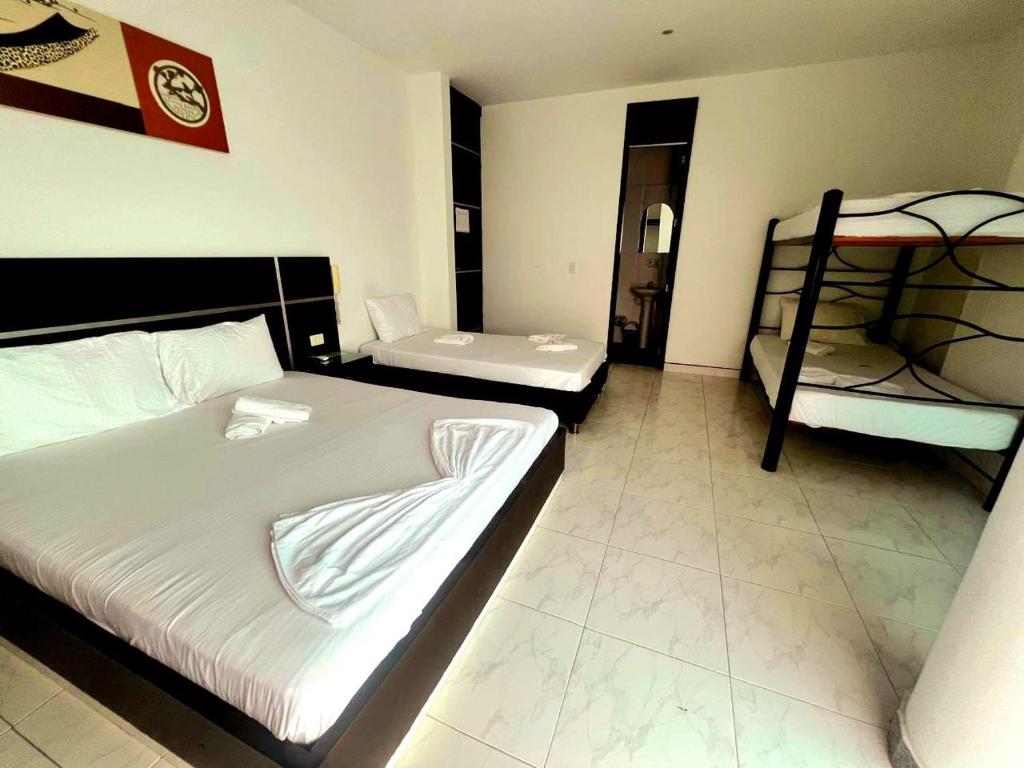 Habitación Familiar con cama doble y camarote
