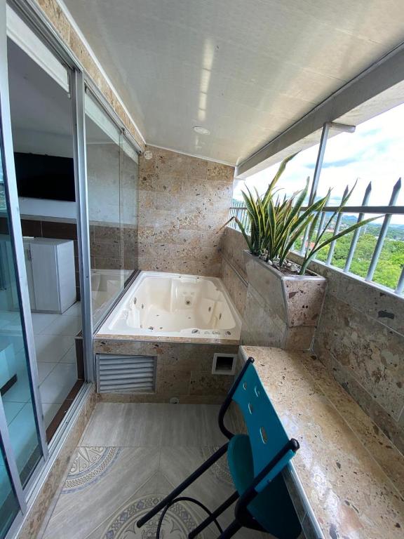 Jacuzzi junto a ventanal con vista a la vegetación