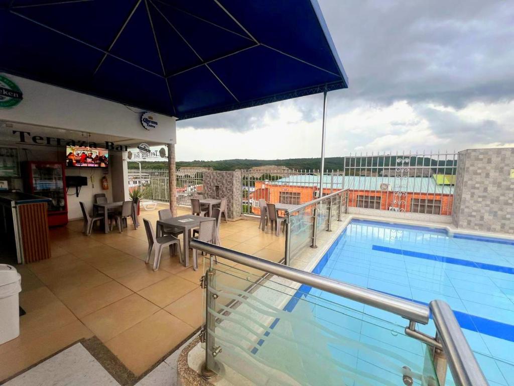 Piscina en la azotea con bar cubierto y vista a la ciudad