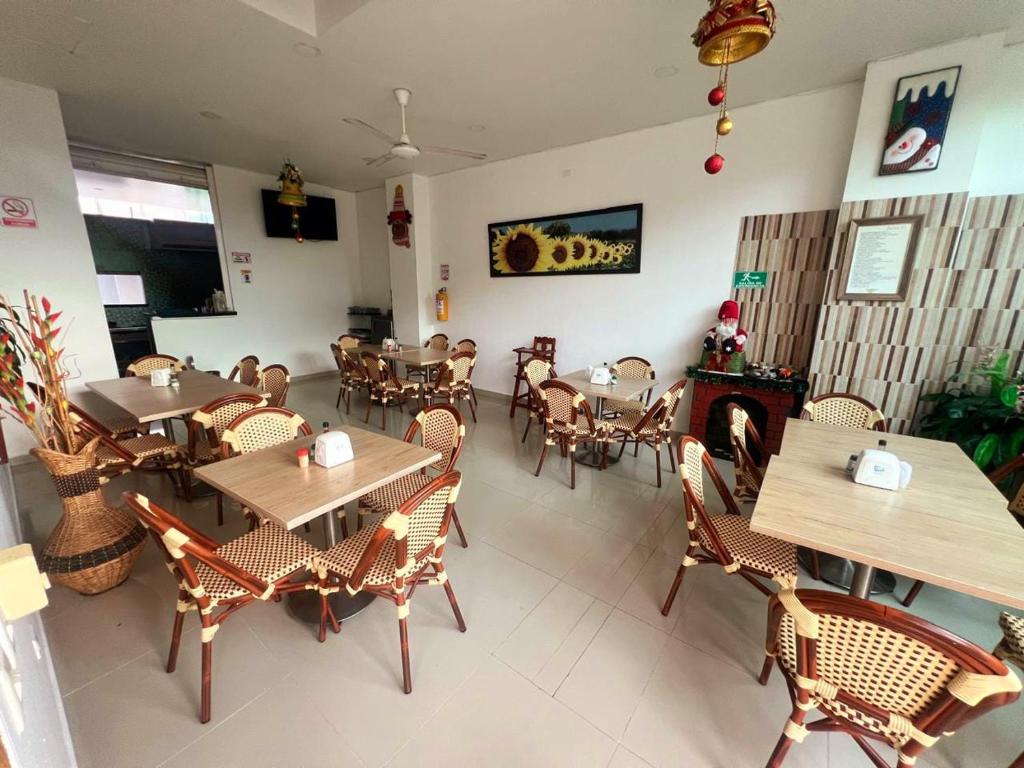 Restaurante del hotel con mesas de madera y sillas tejidas
